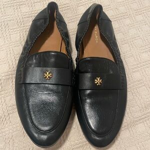 Tory Burch leather mini medallion loafer in black Size: 8